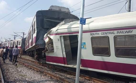 सिग्नल सिस्टम में हुई खराबी की वजह से दो यात्री ट्रेनें आपस में टकराईं।